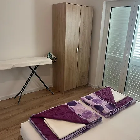 Spacious For 4 People ראב