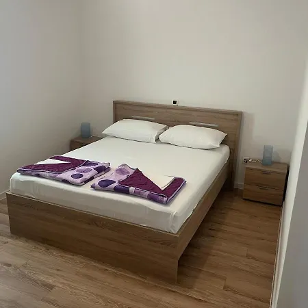 Spacious For 4 People דירה *