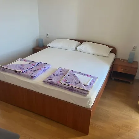 Spacious For 4 People דירה ראב